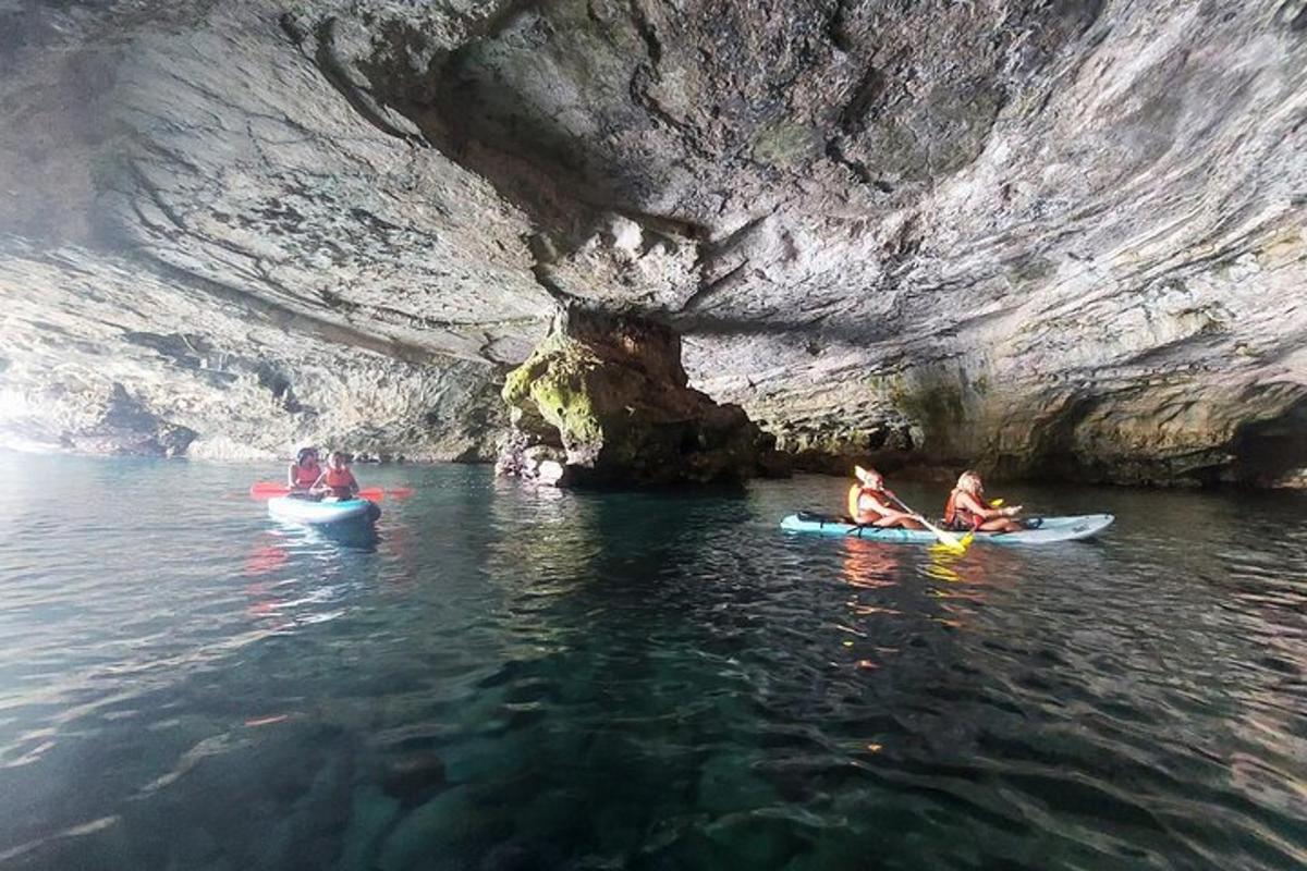 un gruppo di persone in kayak in una grotta
