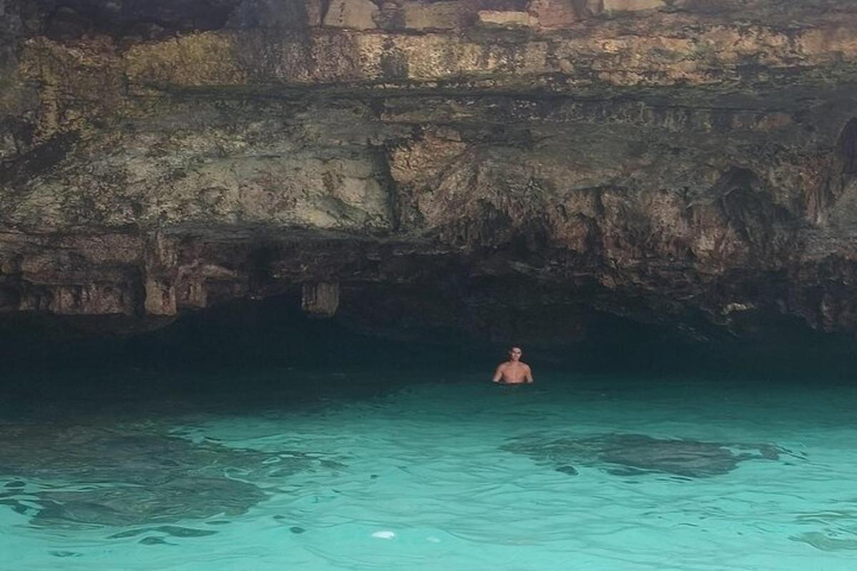 seorang lelaki di dalam air di dalam sebuah gua