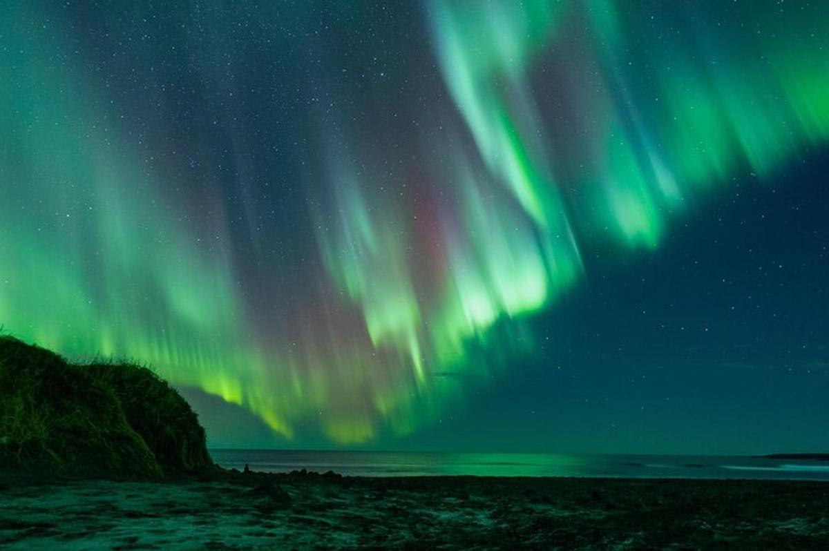 aurora debesīs virs okeāna