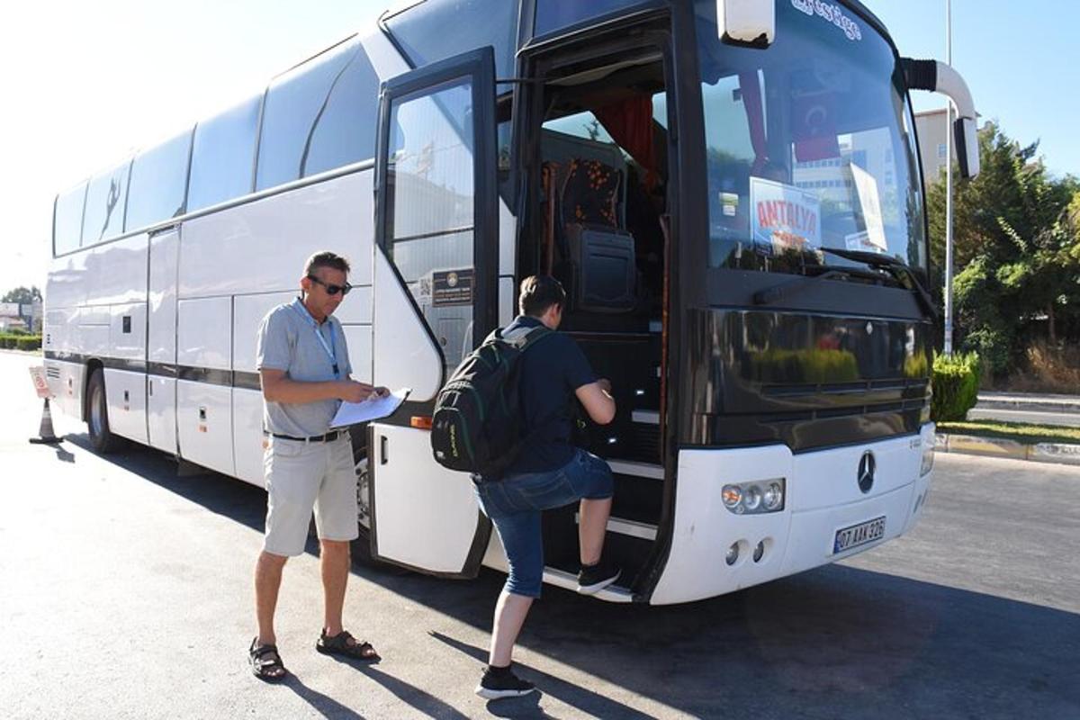 dva muži vystupují z autobusu