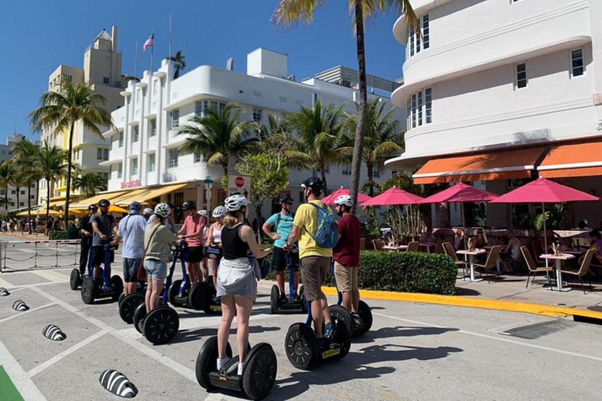 Skupina lidí jezdí na segwayích po ulici