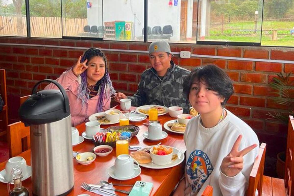 um grupo de pessoas sentadas à mesa comendo comida