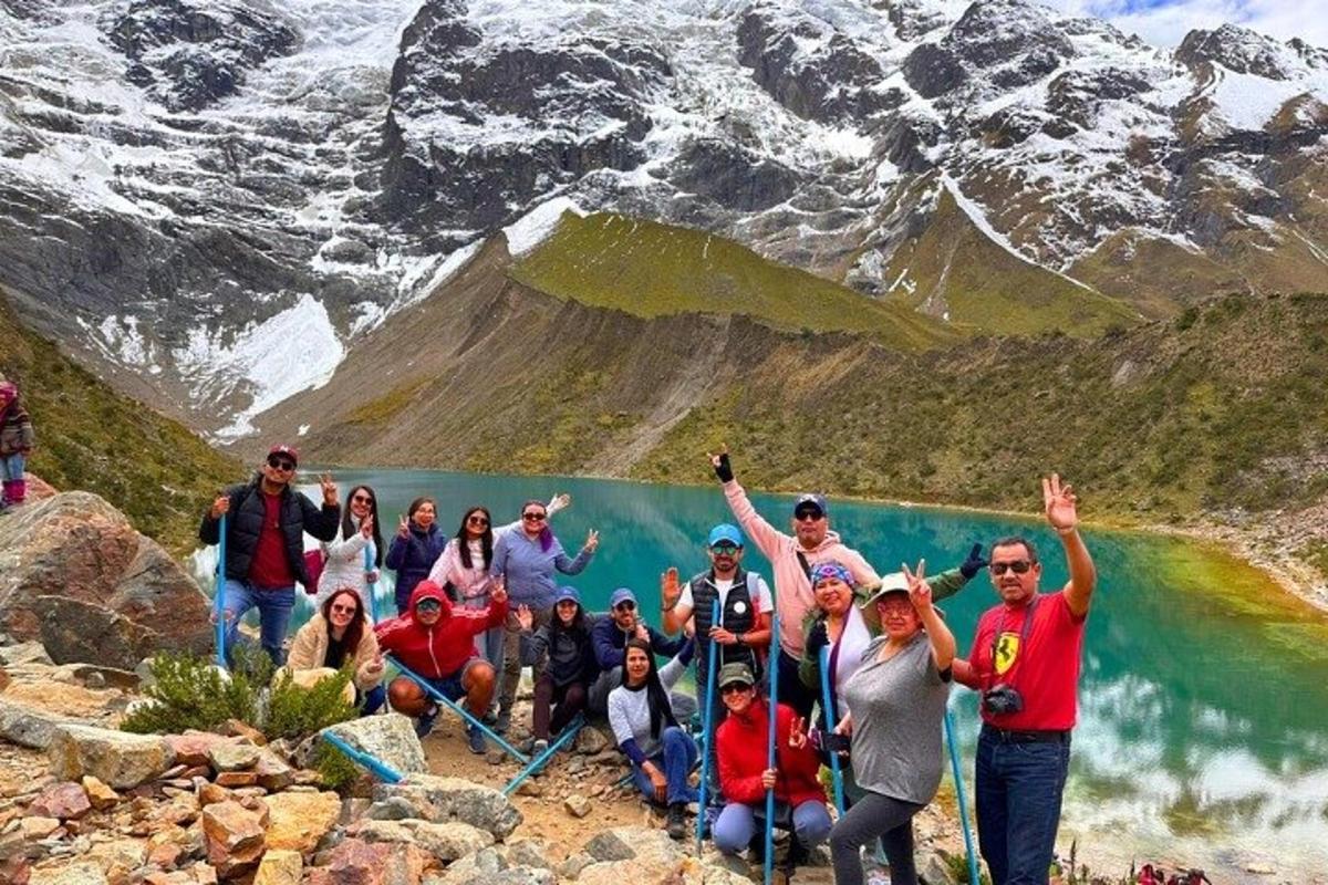 een groep mensen die poseren voor een foto voor een berg