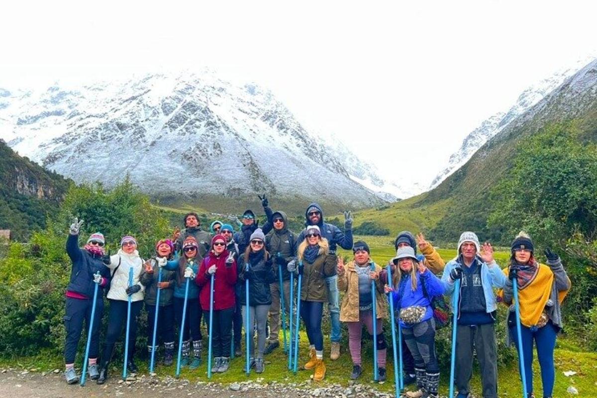 een groep mensen die poseren voor een foto voor een berg