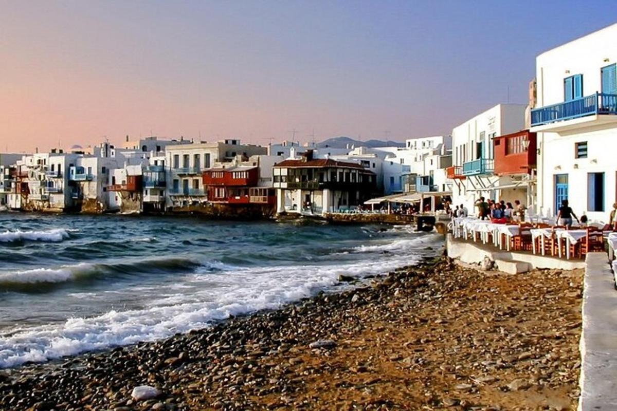 un gruppo di edifici su una spiaggia vicino all'acqua