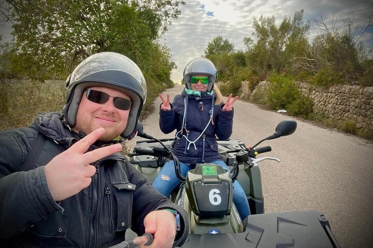 un bărbat și o femeie pe o motocicletă