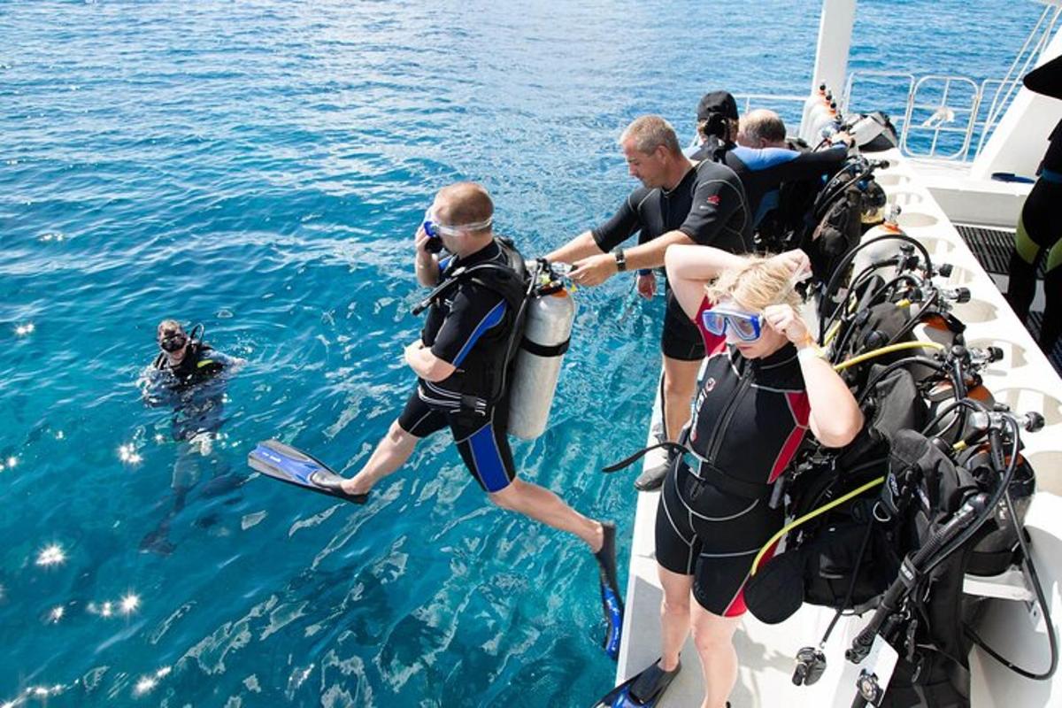 un gruppo di persone su una barca in acqua