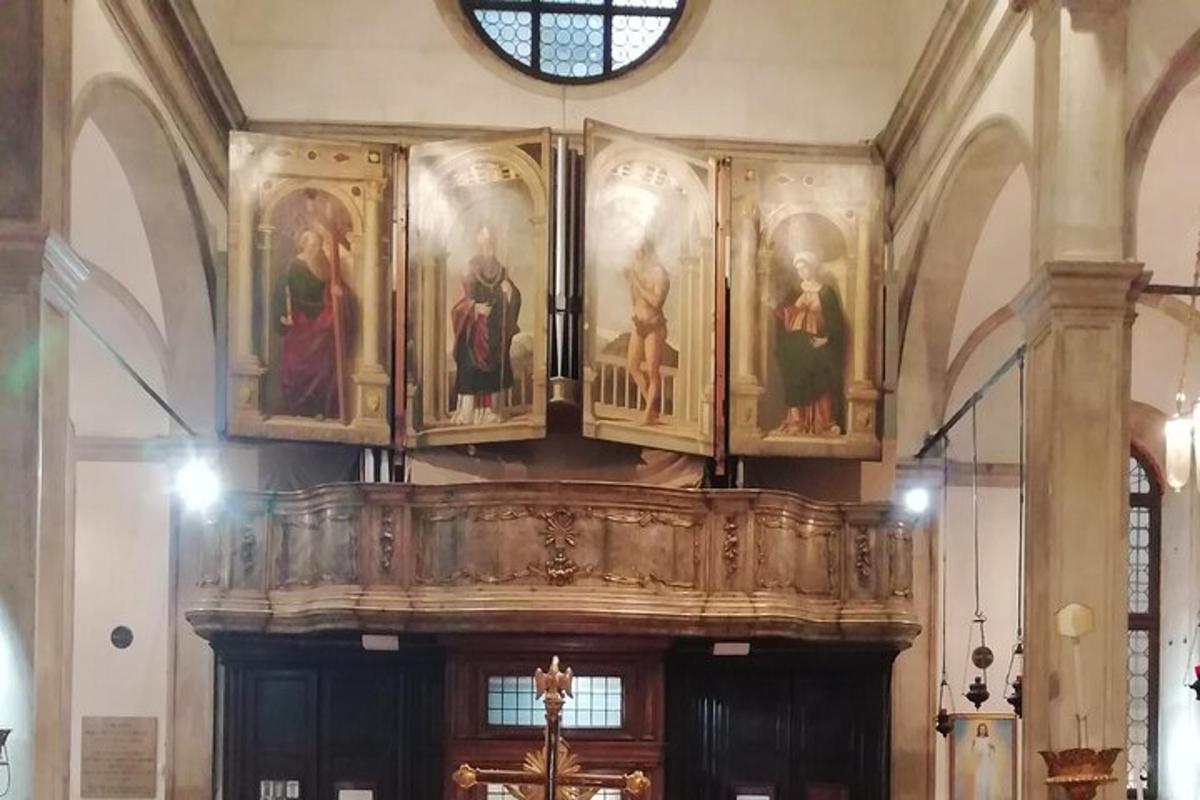 altar kirikus, mille seinal on maalid