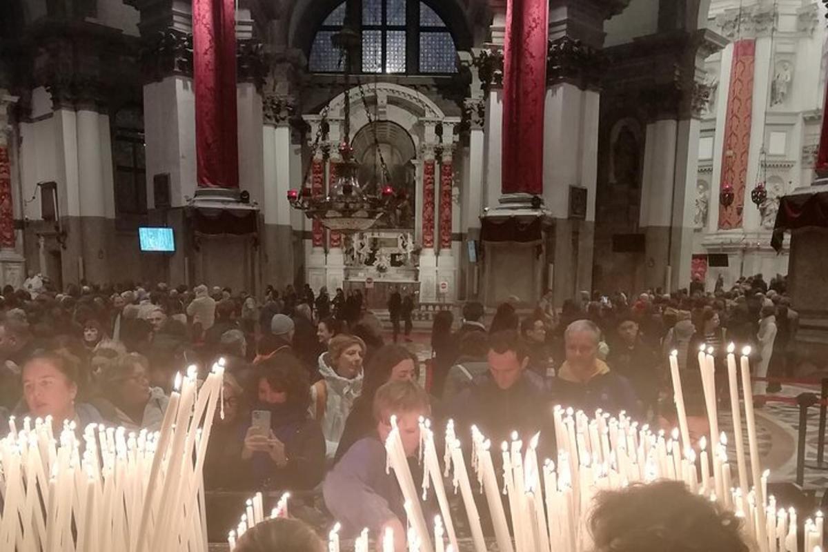 un gran grup de persones en una església amb espelmes