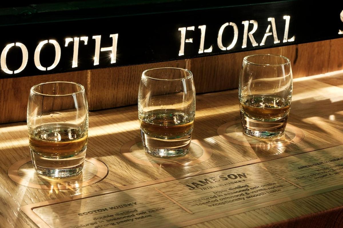 dvě sklenice alkoholu sedící na baru