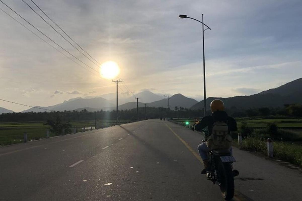 una persona che guida una motocicletta lungo una strada
