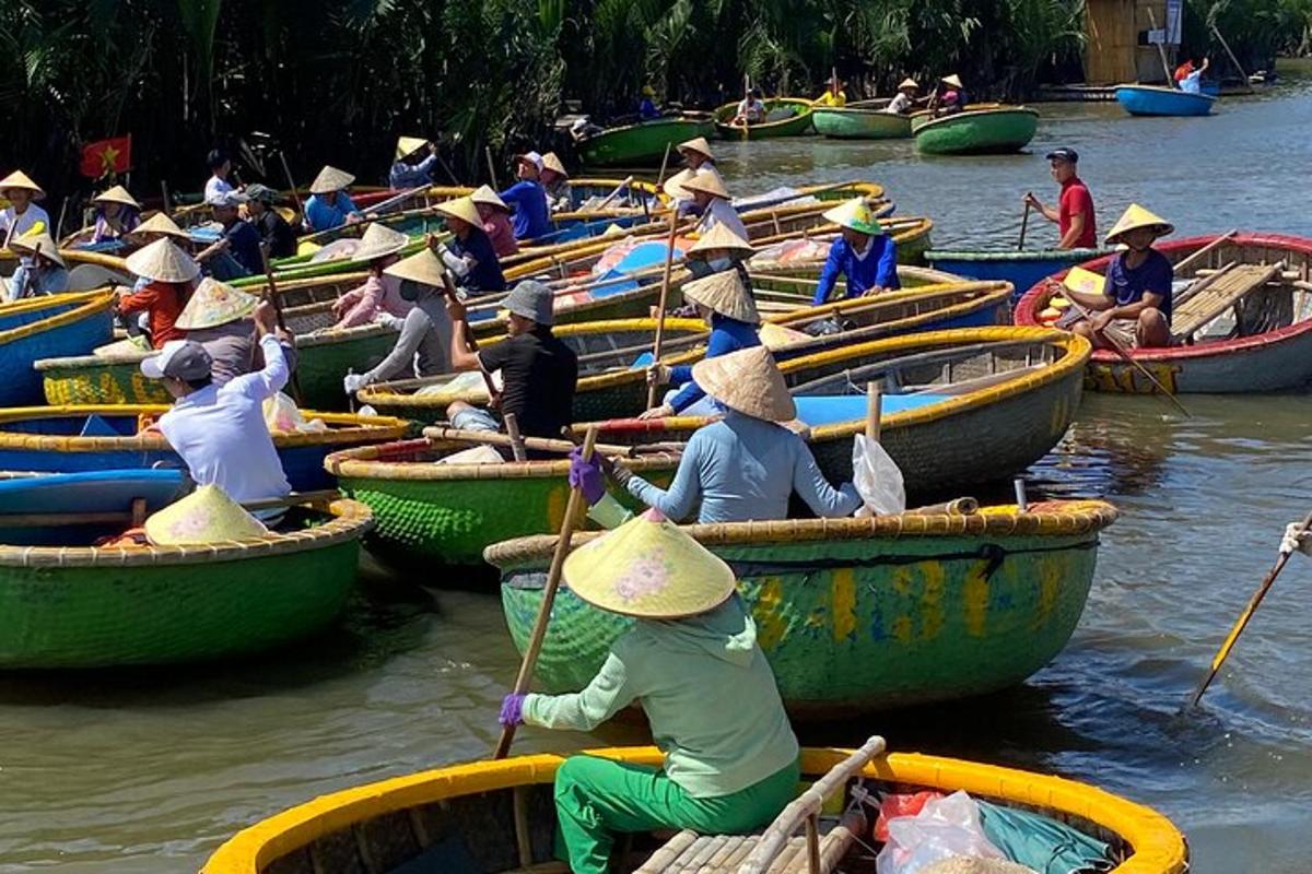 un grup de persones en barques a l'aigua