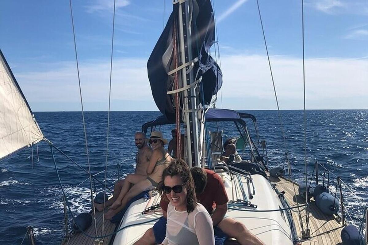en gruppe mennesker som sitter på en båt i havet