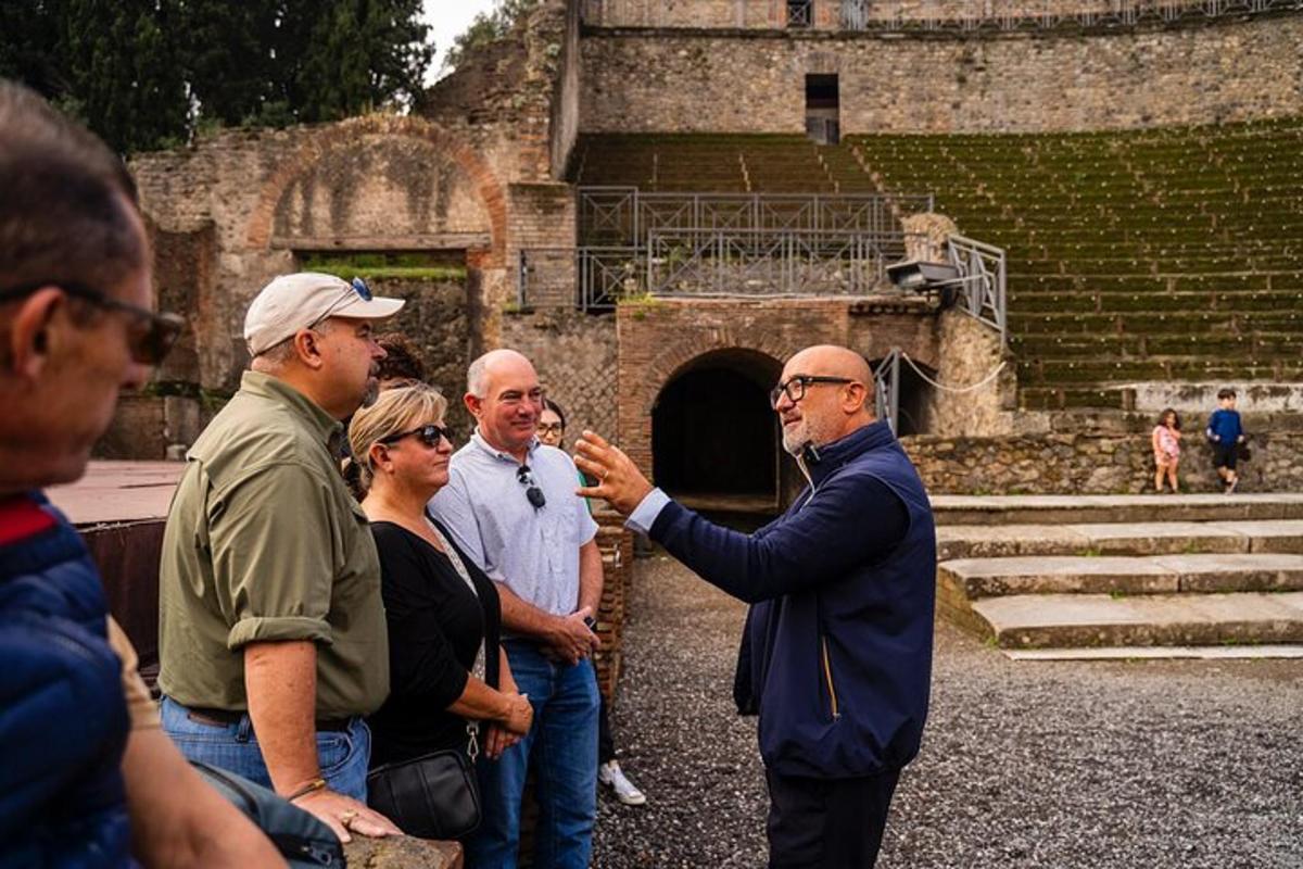 un grup de persones dempeus davant d'un edifici