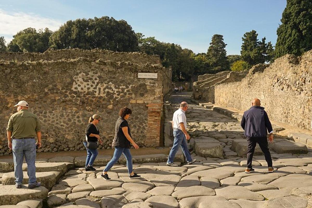 un grup de persones caminant sobre les roques