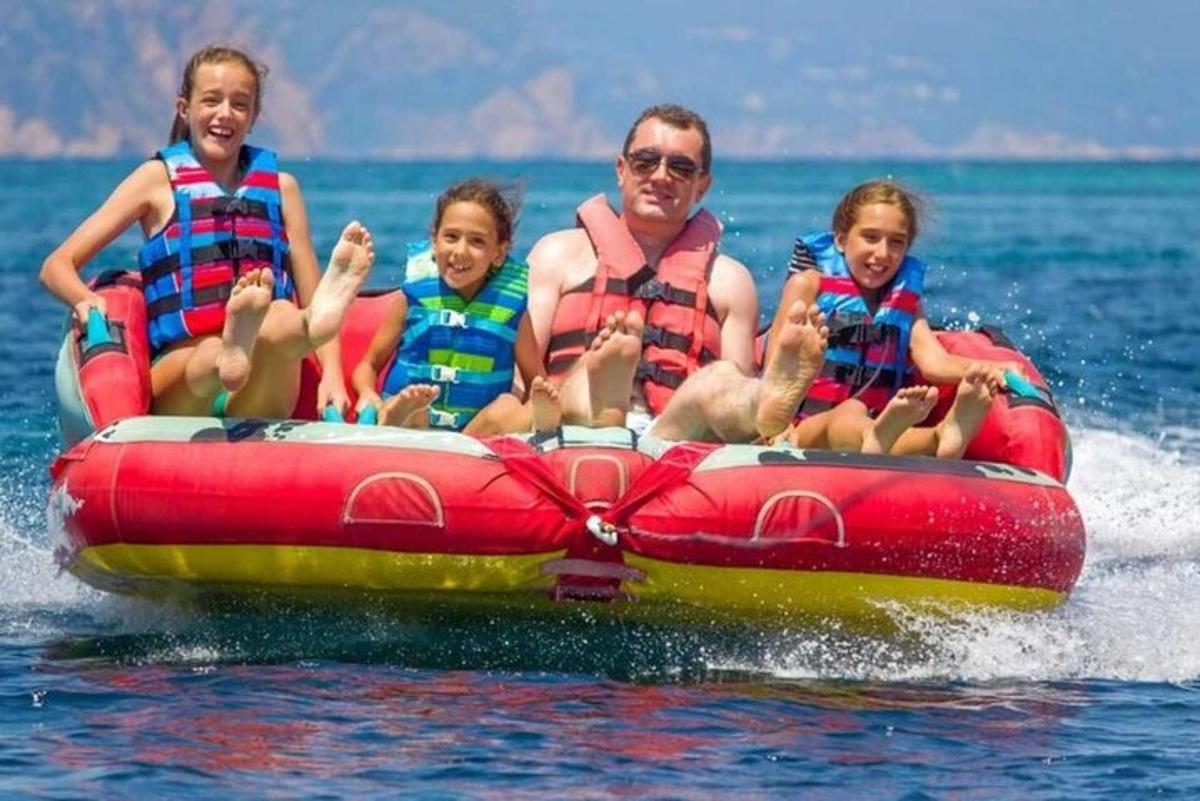 Ένας άντρας και τρία παιδιά σε μια σχεδία στο νερό