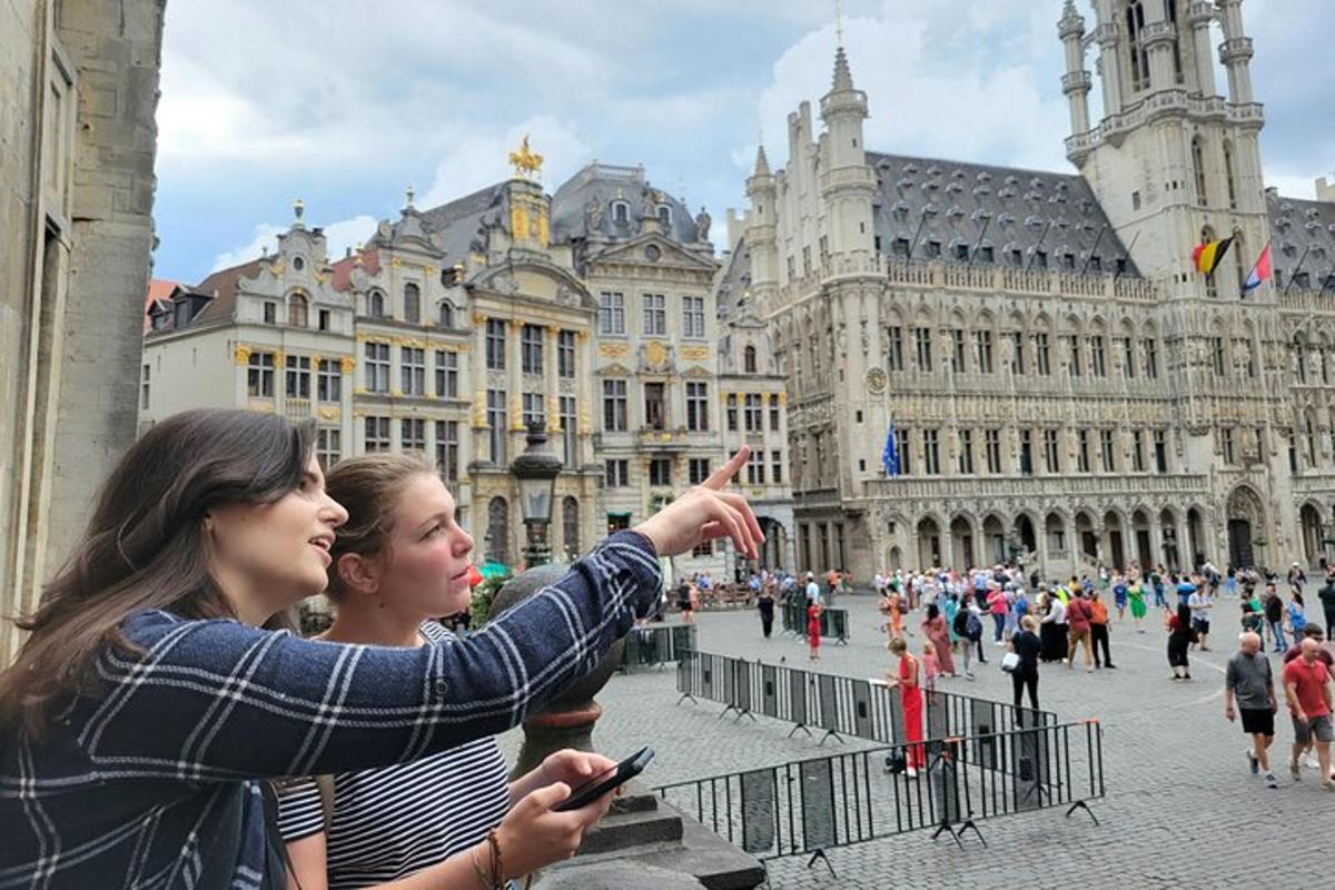 due donne che indicano un edificio in una città