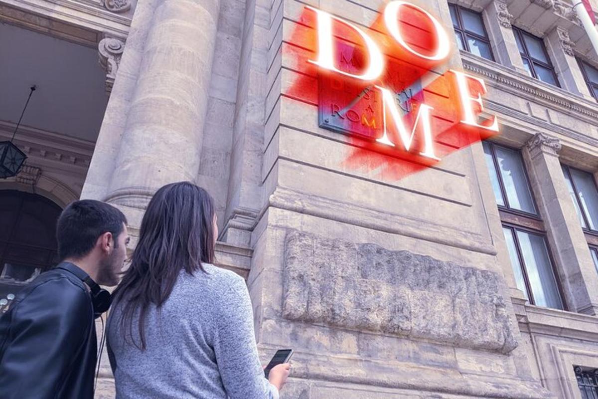 un uomo e una donna in piedi davanti a un edificio