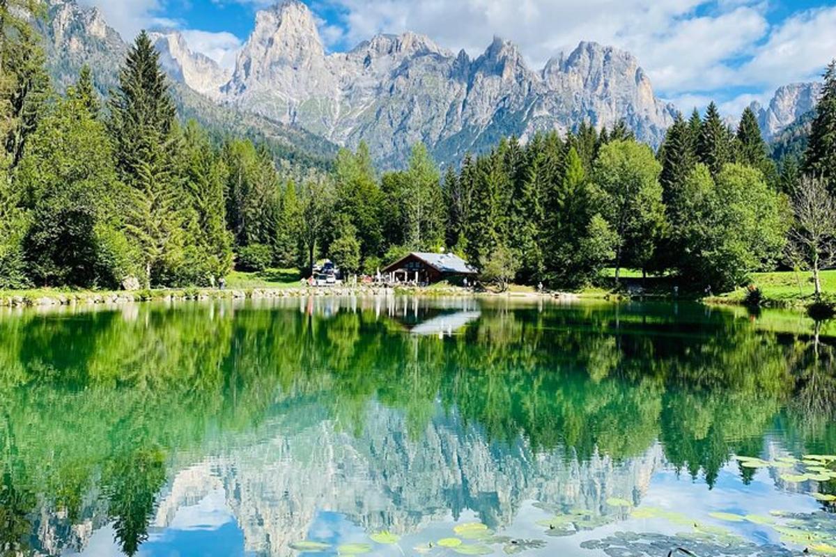 sebuah tasik dengan latar belakang rumah dan gunung