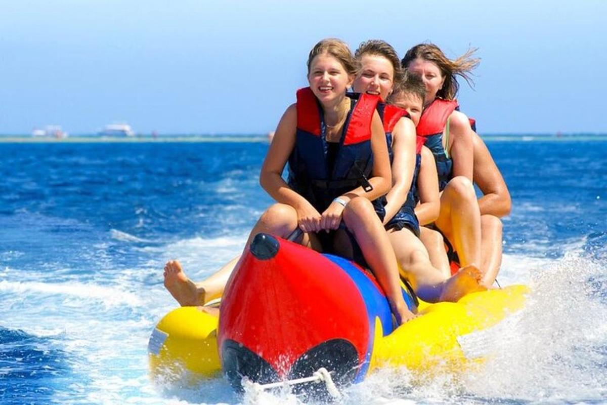un grup de fete care călăresc un jet ski pe apă