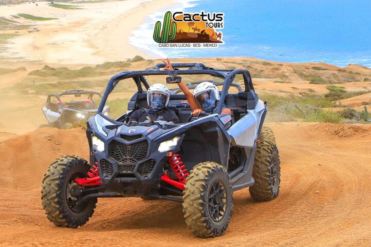 dues persones que viatgen en un quad per un camí de terra