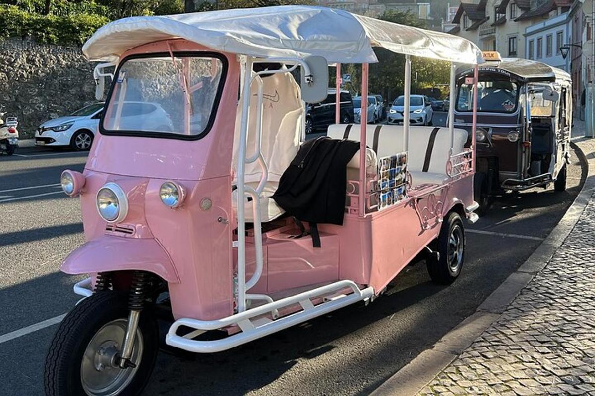 ein rosa Golfwagen, der auf einer Straße geparkt ist