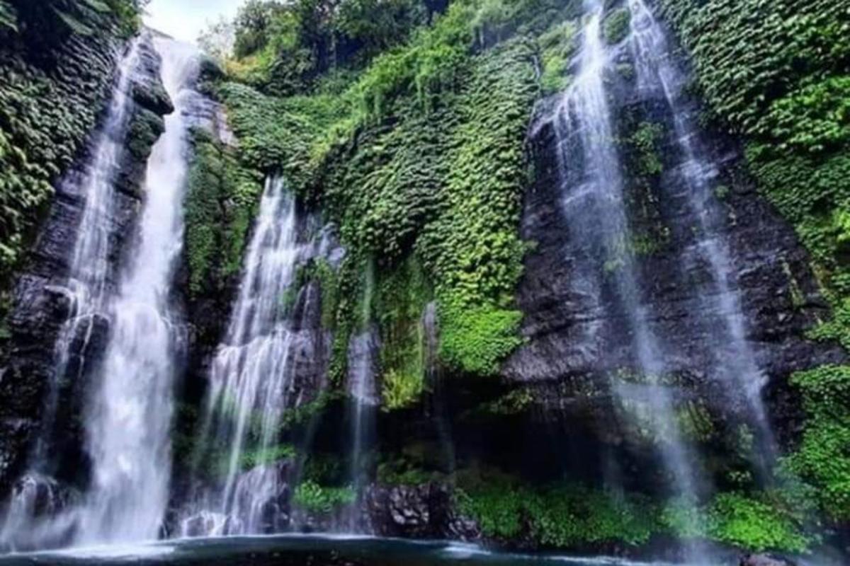 một thác nước ở giữa một ngọn núi