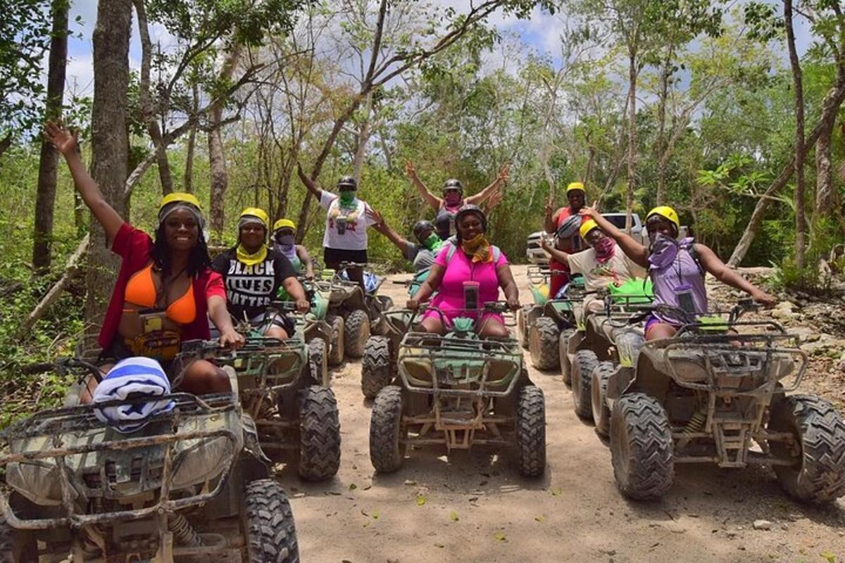 sekumpulan orang menunggang atv di laluan tanah
