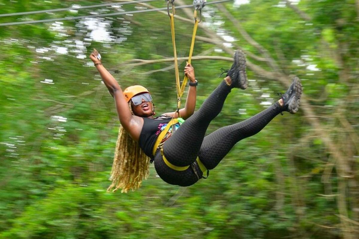 seorang wanita tergantung pada tali pada zip line