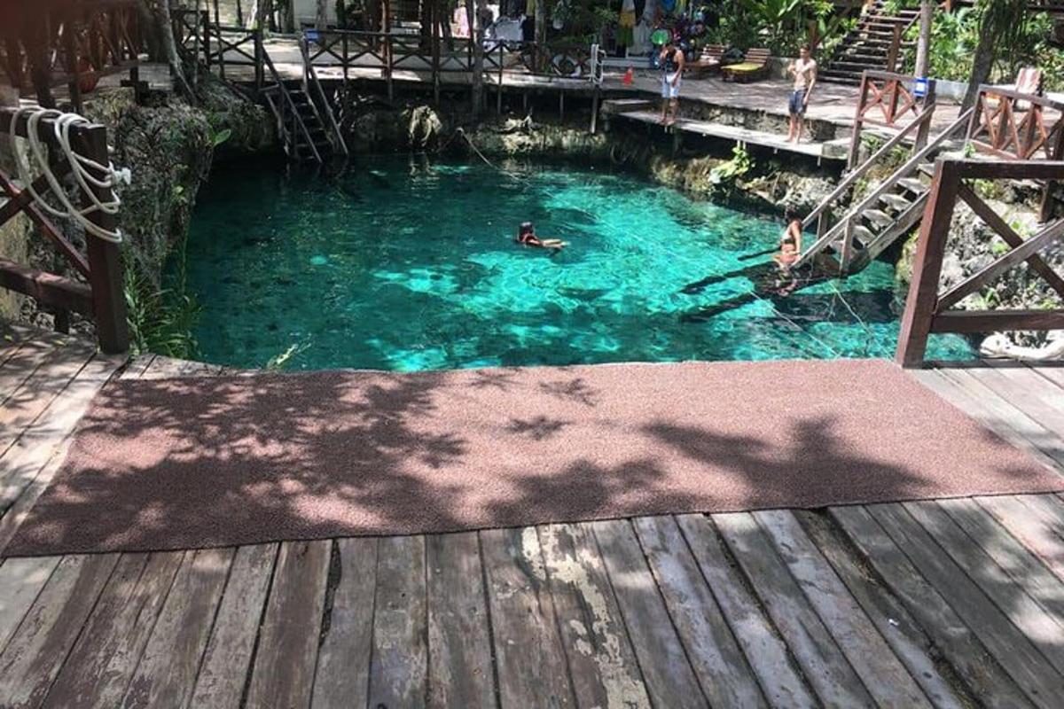 uma piscina de água com escorregador em um playground