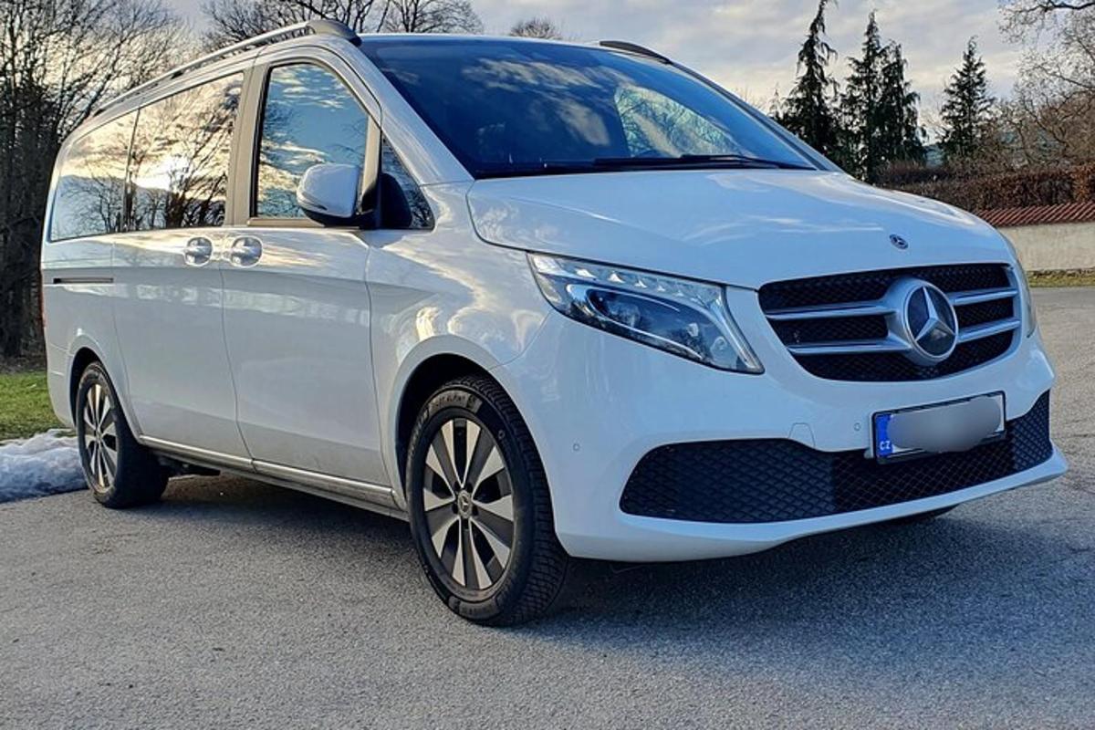 білий автомобіль, припаркований на парковці