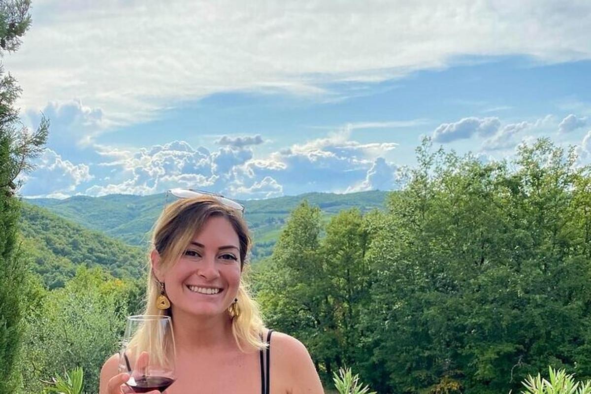 una dona sosté una copa de vi
