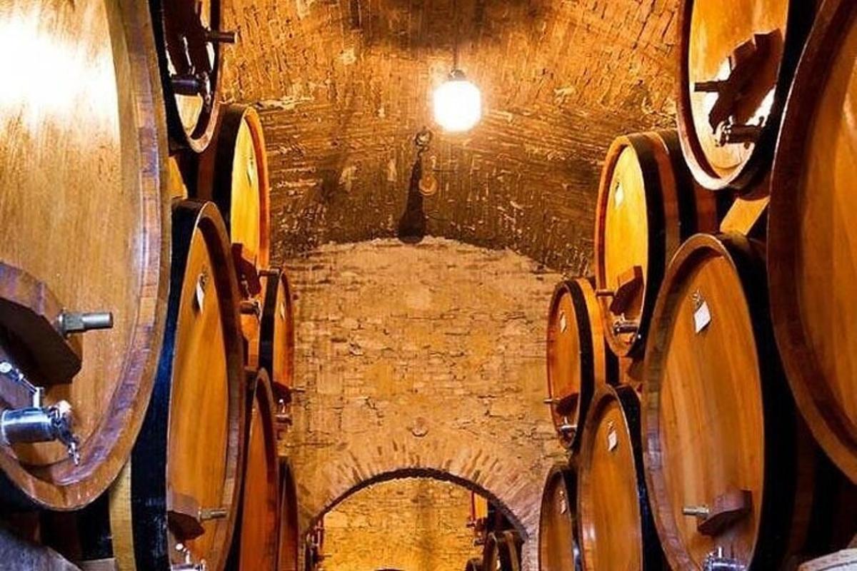 un mucchio di botti di vino di legno in una cantina