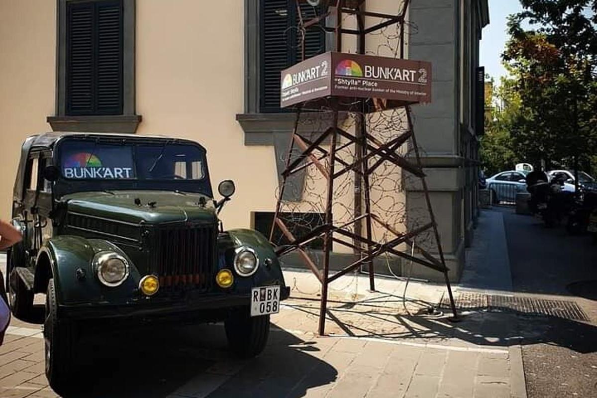 vana roheline veoauto pargitud hoone ette