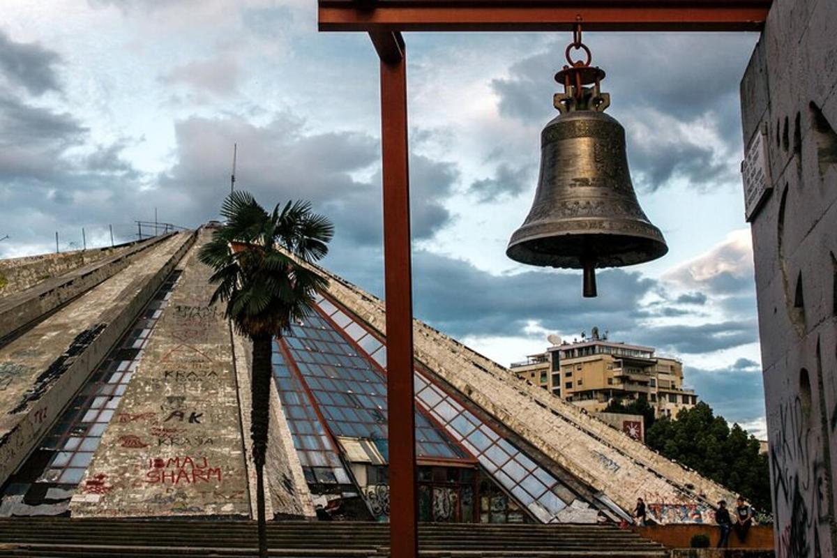 Una gran campana que cuelga delante de un edificio.
