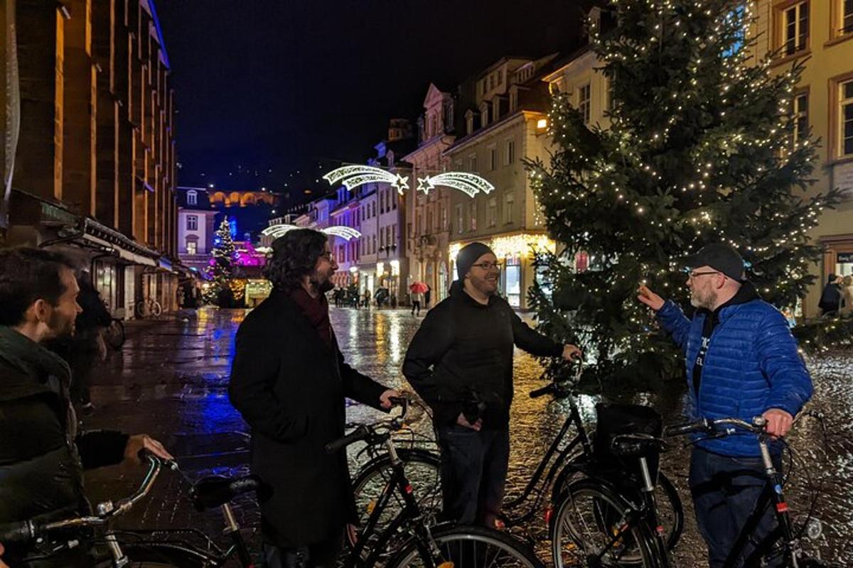 grupp mehi seisab jõulupuu ümber