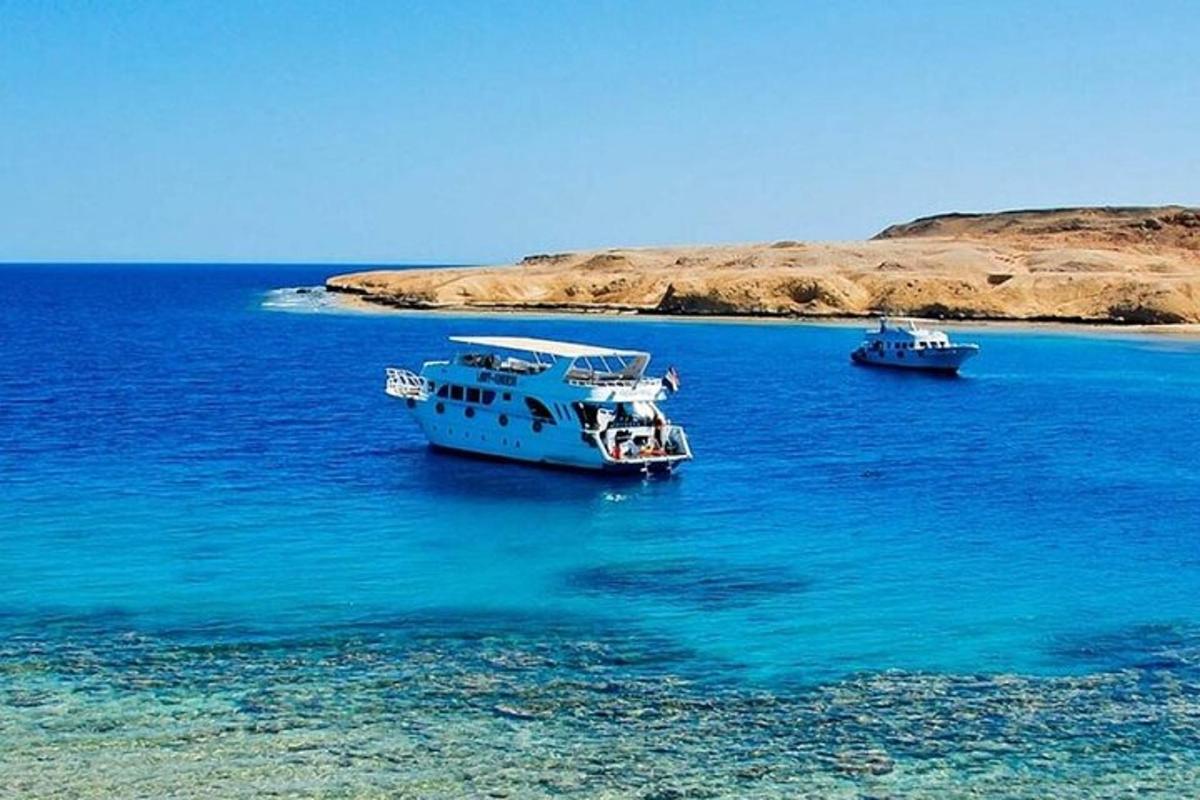 okyanusta suda yüzen iki tekne