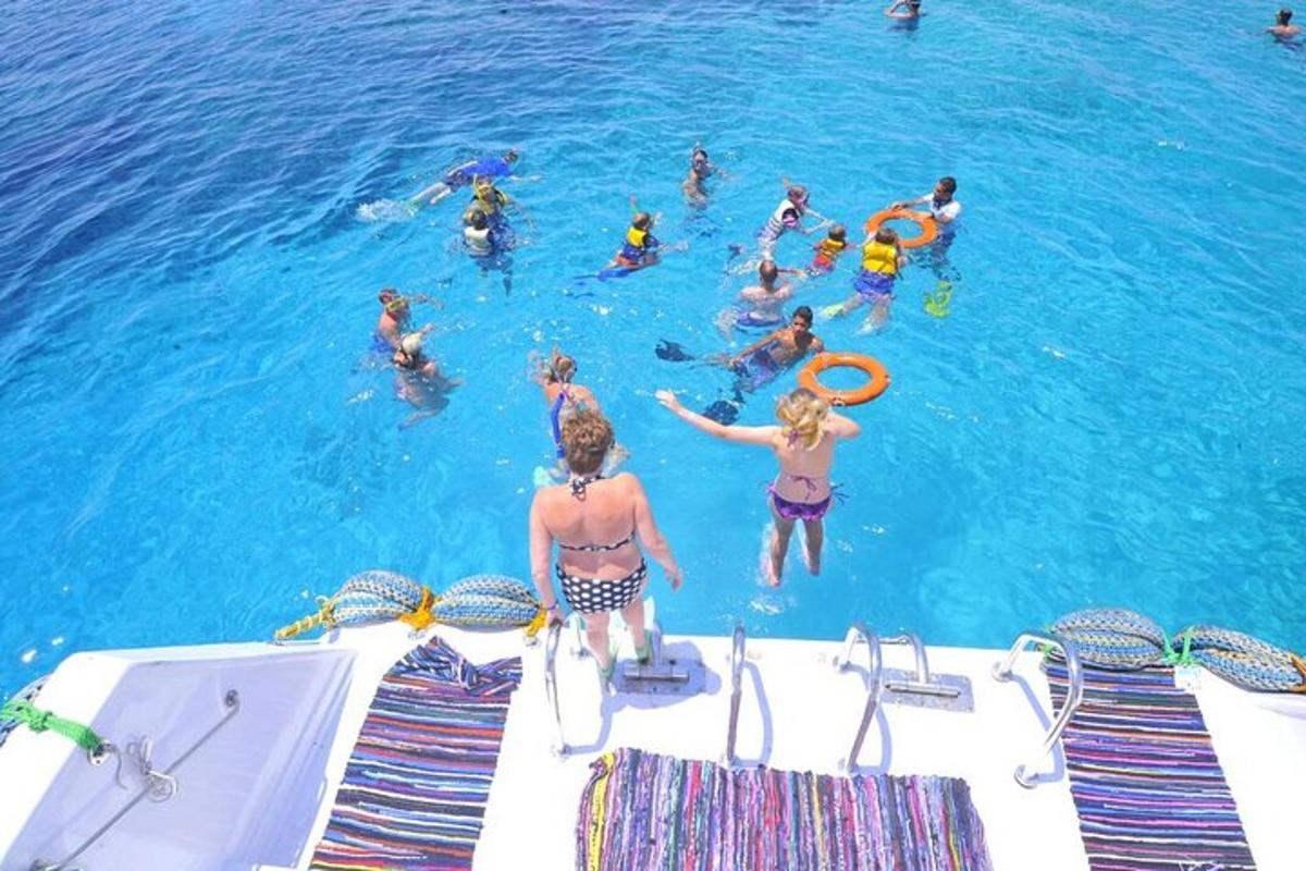 un gruppo di persone in acqua su una barca