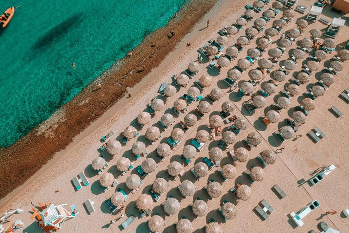 una vista dall'alto di una spiaggia con un mucchio di ombrelloni