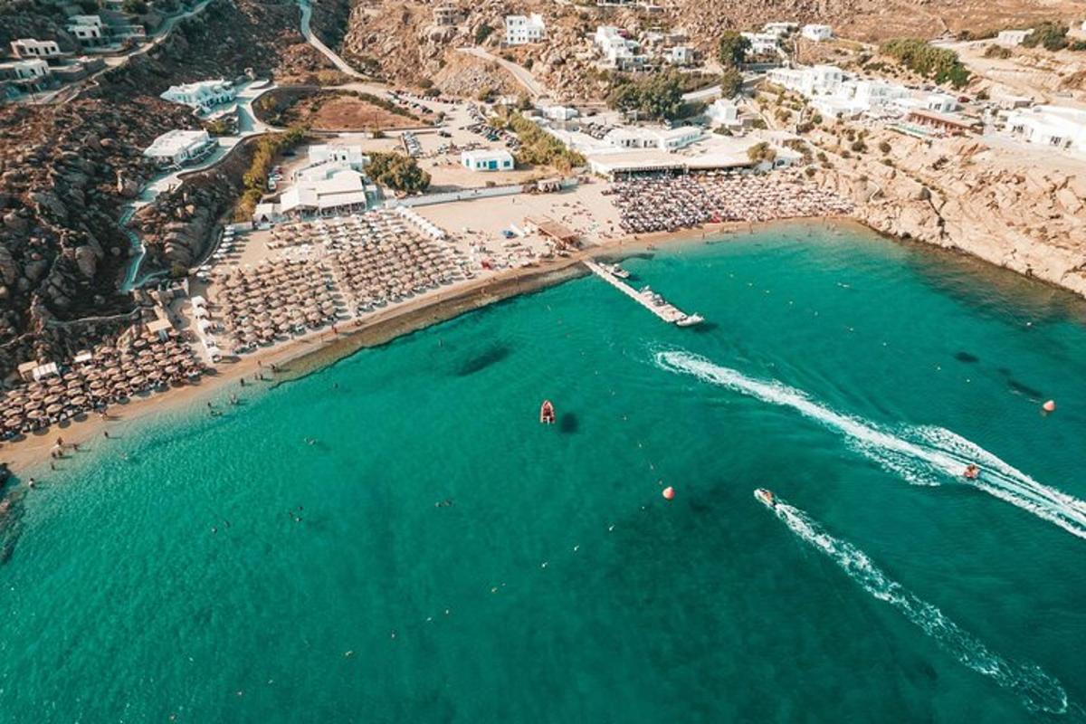 una vista aerea di una spiaggia con barche in acqua