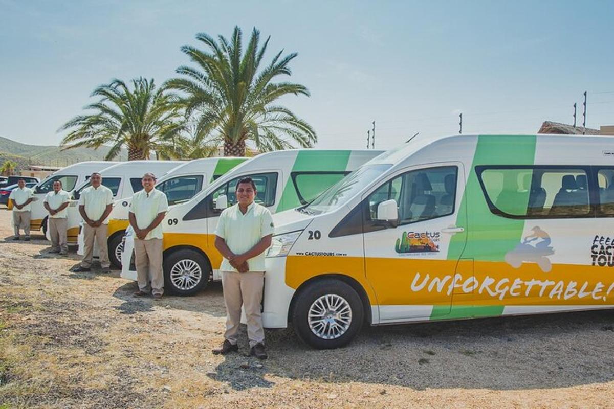 un grup d'homes drets davant de furgonetes aparcades