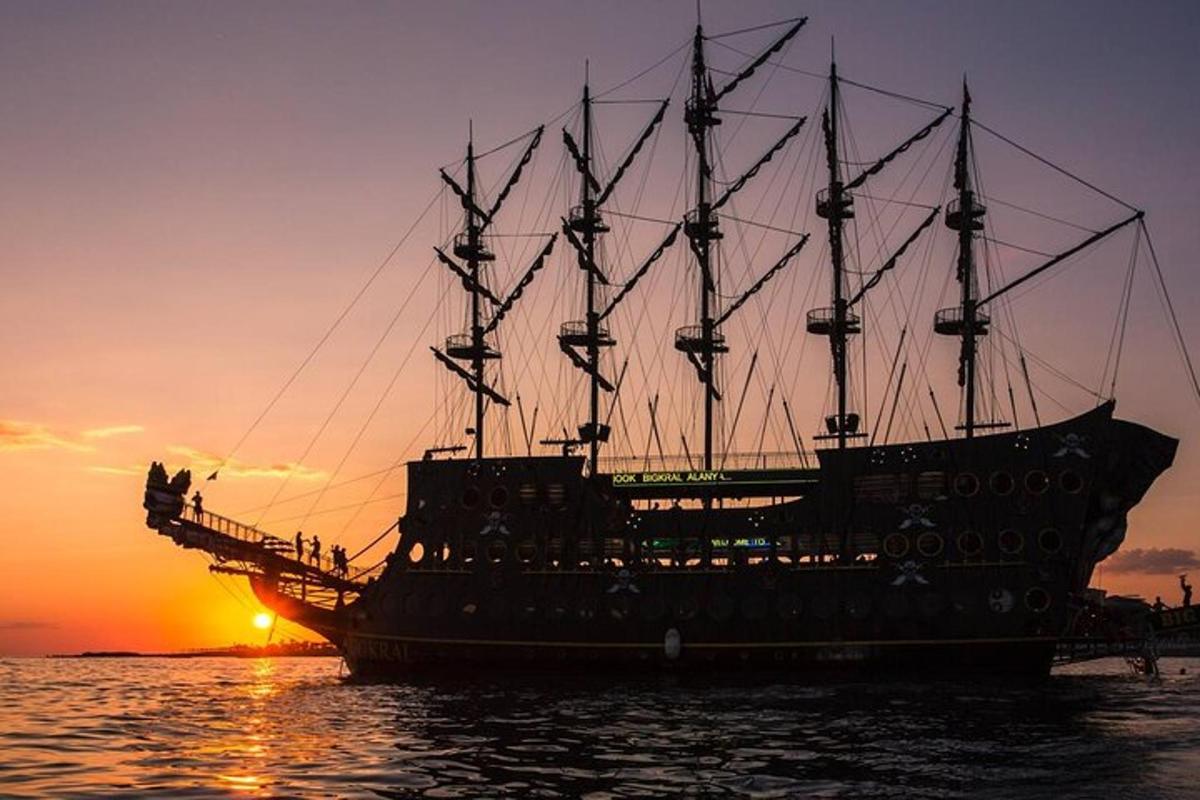un gran vaixell assegut a l'aigua a la posta de sol