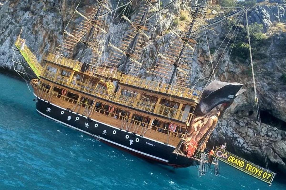 un gran vaixell a l'aigua al costat d'un penya-segat