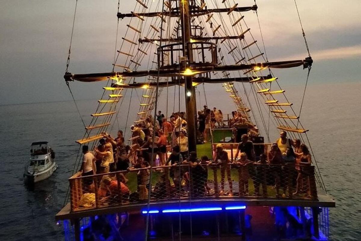 un grup de persones en un vaixell pirata a l'aigua