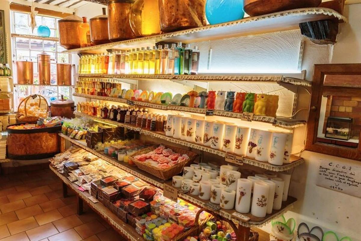 una botiga plena de molts tipus diferents d'aliments
