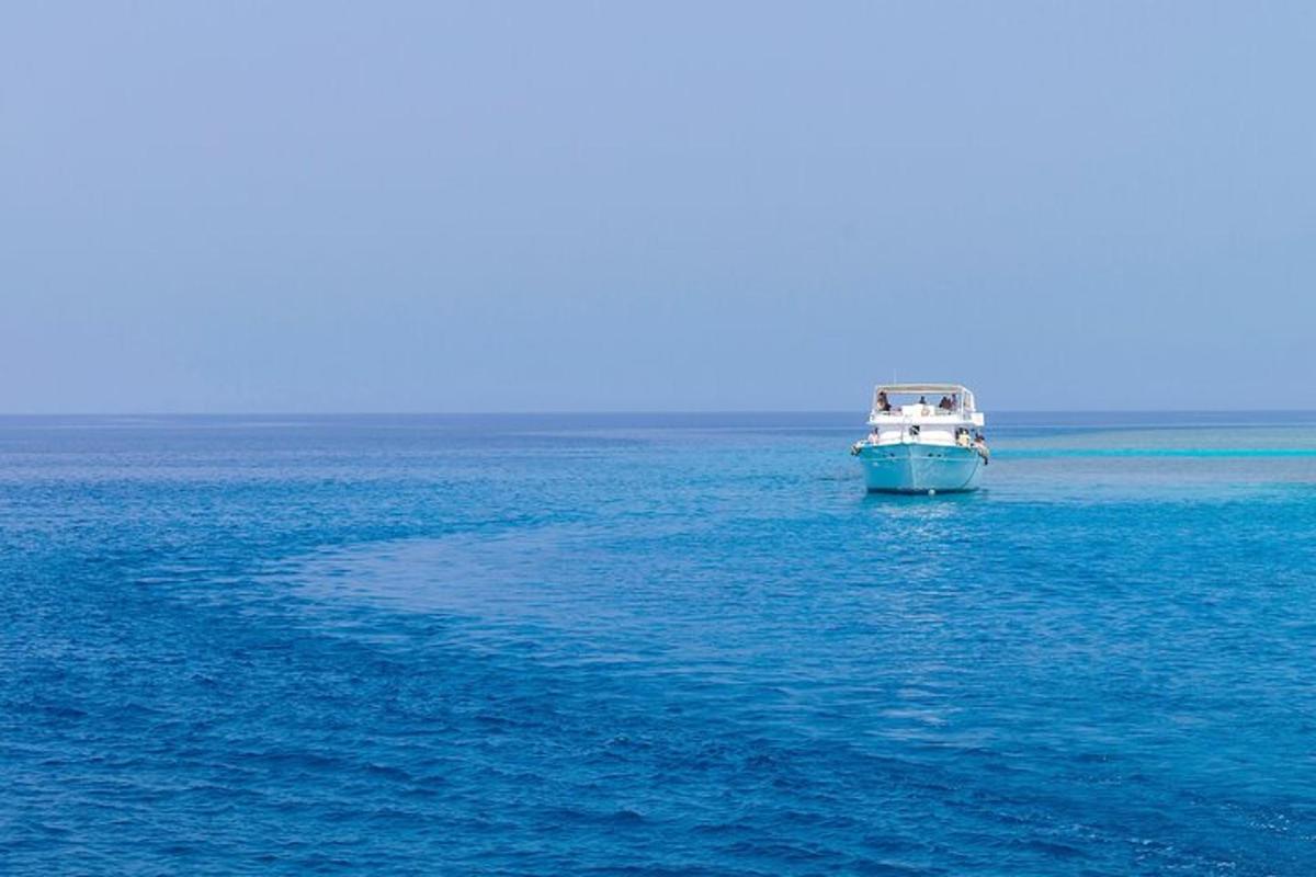 μια βάρκα στη μέση ενός μεγάλου όγκου νερού