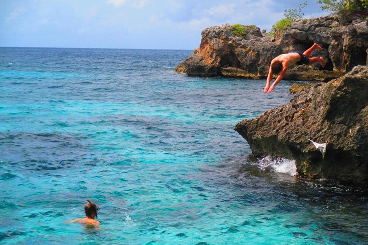 un home saltant a l'aigua de l'oceà