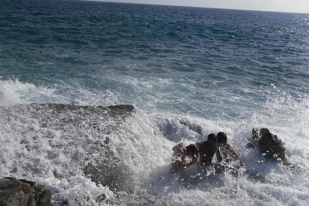 una persona está en el agua en el océano