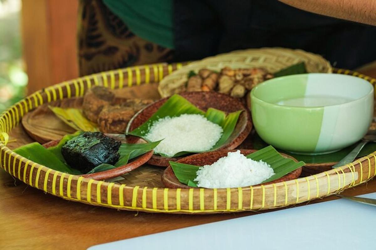 uma bandeja de comida com arroz e uma tigela sobre a mesa