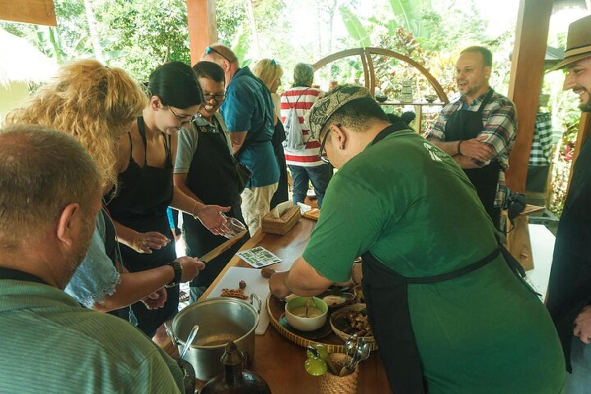 un gruppo di persone in piedi attorno a un tavolo che prepara il cibo